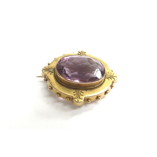 9225 - A Victorian oval amethyst brooch in yellow metal frame   (C)