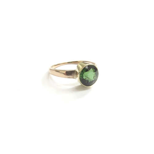 9270 - A gold ring set with a round green tourmaline, unmarked. Size K, 2.5g