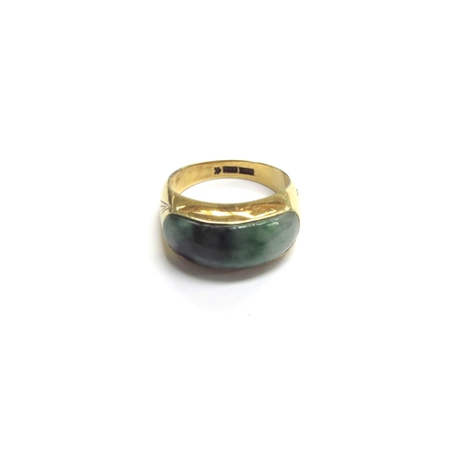 9167 - A 14ct gold ring with jade panel to front. Size S/T, 8g   (C)