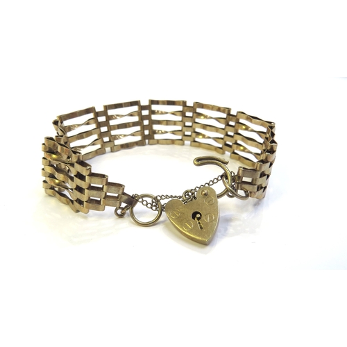 9238 - A 9ct gold gate bracelet with padlock clasp, 11.7g