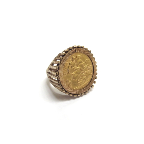 9180 - A 1914 gold half sovereign ring, 9ct gold shank. Size O, 10g