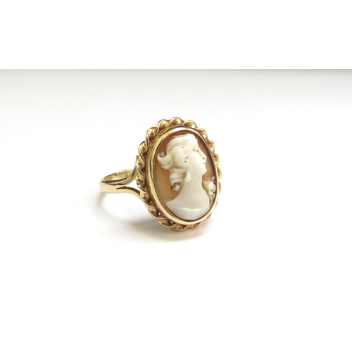 9130 - A cameo ring, stamped 18k. Size P, 3.3g