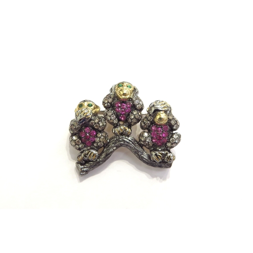 9166 - A gold brooch as three monkeys 