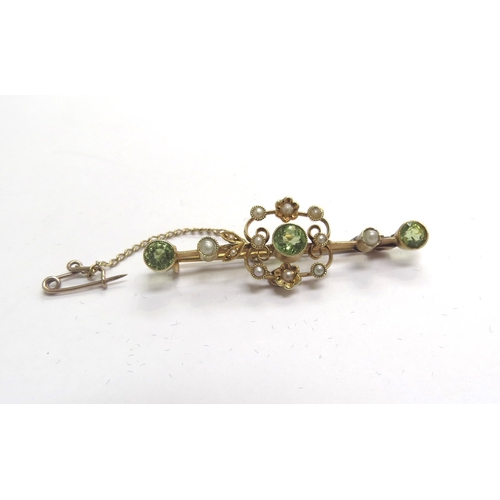 9343 - An Edwardian gold peridot and seed pearl brooch, stamped 15ct, 3.7g