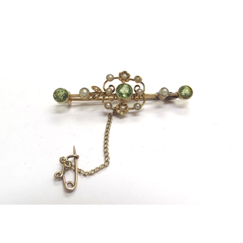 9343 - An Edwardian gold peridot and seed pearl brooch, stamped 15ct, 3.7g