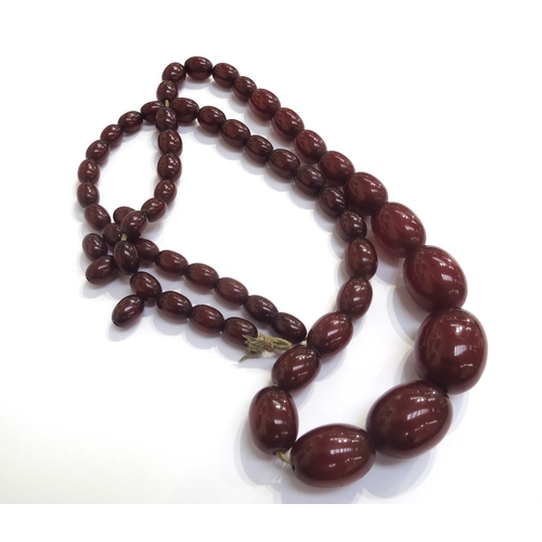 9461 - A cherry amber/Bakelite graduated bead necklace, a/f, 65g approx