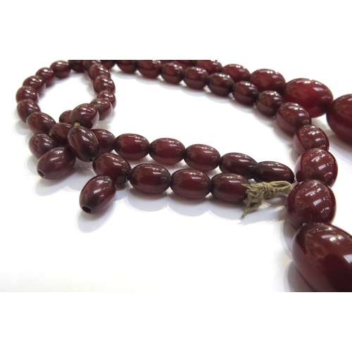 9461 - A cherry amber/Bakelite graduated bead necklace, a/f, 65g approx