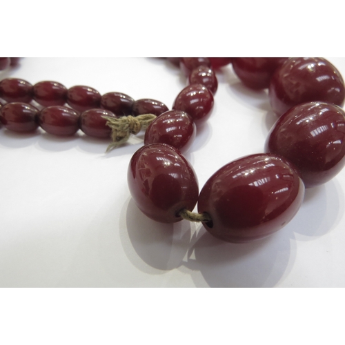 9461 - A cherry amber/Bakelite graduated bead necklace, a/f, 65g approx