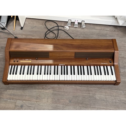 5070 - A Roland Piano Plus 300 keyboard / piano, wood effect case   COLLECTOR'S ELECTRICAL ITEM: Item untes... 