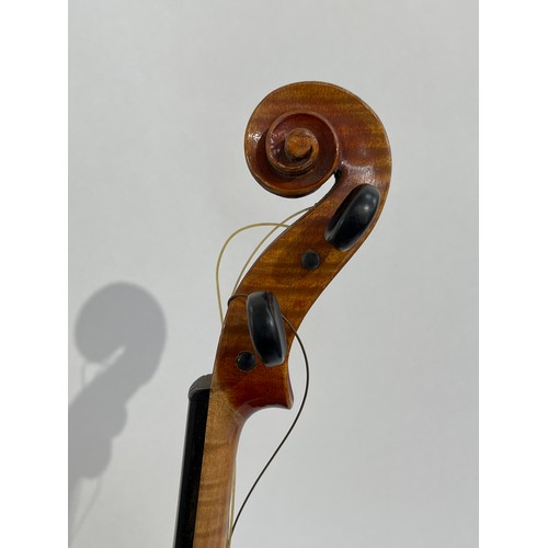 5095 - A late 19th/early 20th Century Stradivarius copy violin, full size (4/4), 60cm length, within a coff... 