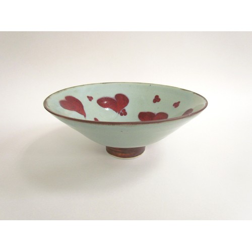 7071 - MARGARET FRITH (b.1943): A Brookhouse Pottery pedestal bowl with red 