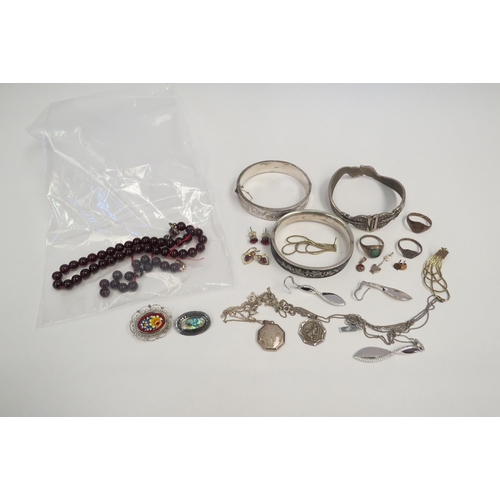 1268 - Assorted jewellery including bangles, rings, pendants etc