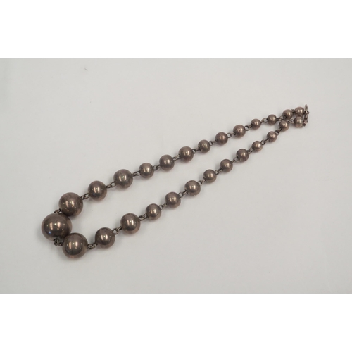 1276 - A graduated spherical bead necklace, white metal  (C)