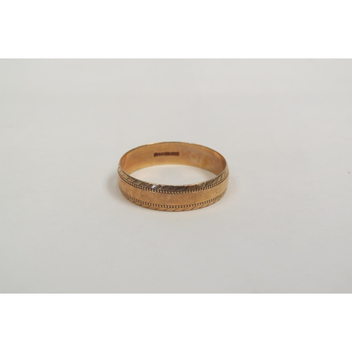 1285 - A 9ct gold band with engraved decoration. Size T, 2g