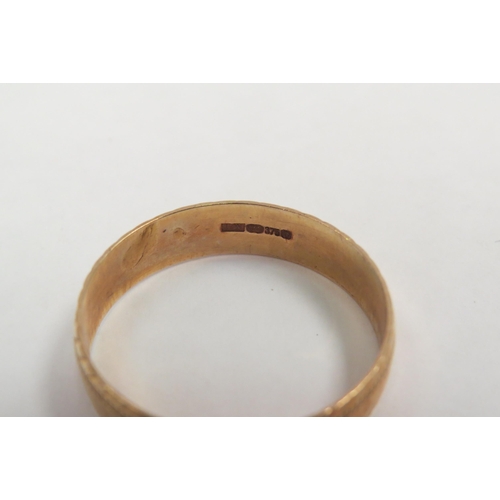 1285 - A 9ct gold band with engraved decoration. Size T, 2g