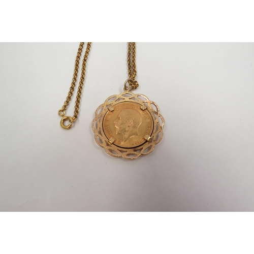 1303 - A 1912 gold sovereign in mount with chain