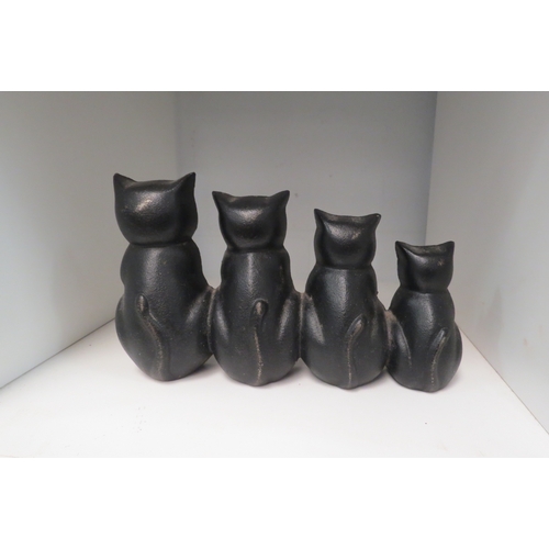 1357 - A cast iron doorstop depicting a line of four cats