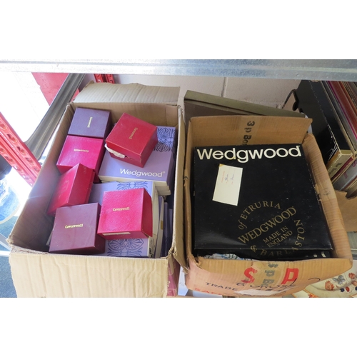 1194 - Two boxes of Wedgwood collectors plates and dishes together with Caverswall ceramic items