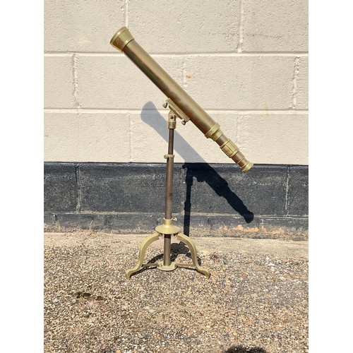 8039 - A reproduction marine brass telescope on tripod stand, unbranded       (E) £30-50    BYGONES