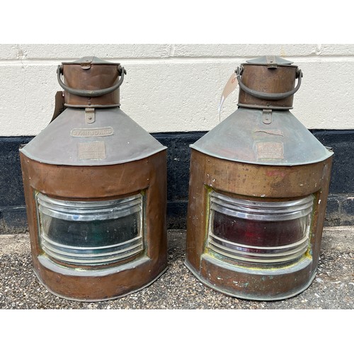 8094 - A pair of early 20th Century port and starboard ship’s lamps, large proportions, part of Port label ... 