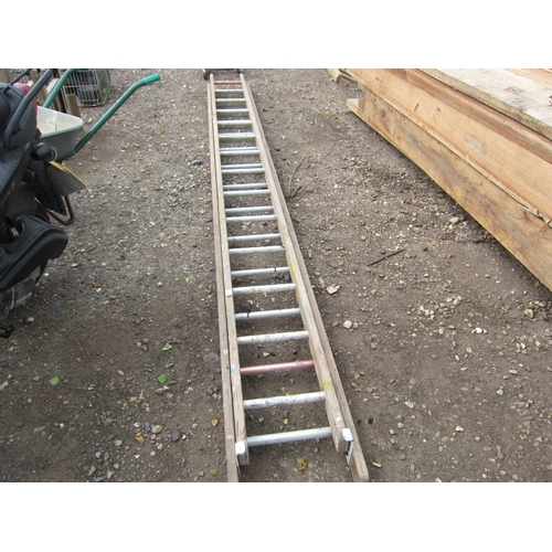 3370 - A timber extension ladder