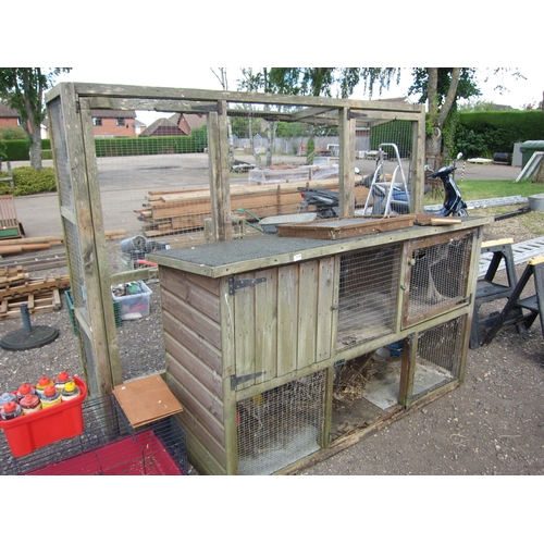 3520 - A two tier hutch with run