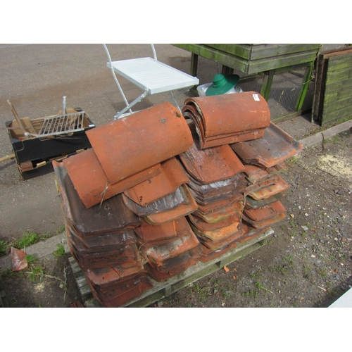 3521 - A pallet of reclaimed roof tiles