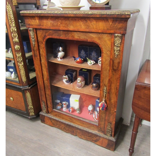 4135 - A Victorian walnut display cabinet, ormolu mounts, single glazed door, lined shelves, shaped plinth ... 