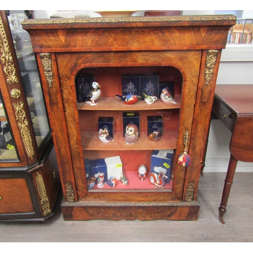 4135 - A Victorian walnut display cabinet, ormolu mounts, single glazed door, lined shelves, shaped plinth ... 