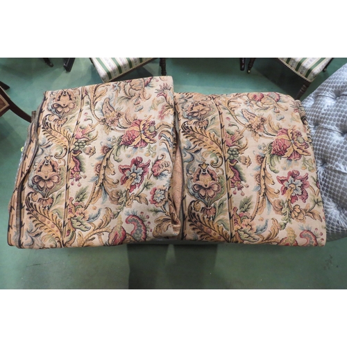 4181 - A pair of tapestry wall hangings