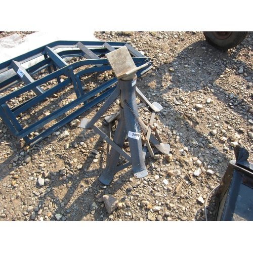 3409 - A pair of axle stands