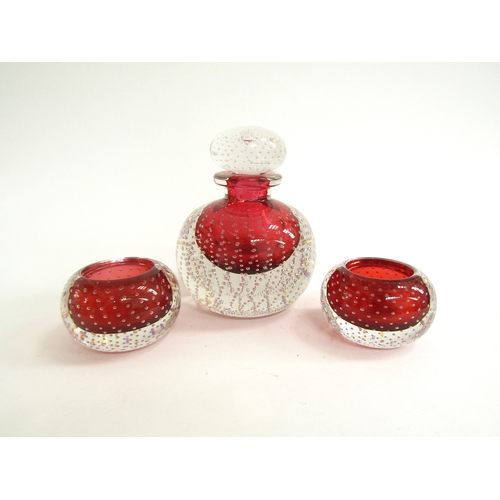 7156 - A large red glass globular bottle and stopper with controlled bubble detail, 15cm high, broken ponti... 