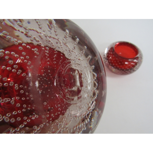 7156 - A large red glass globular bottle and stopper with controlled bubble detail, 15cm high, broken ponti... 