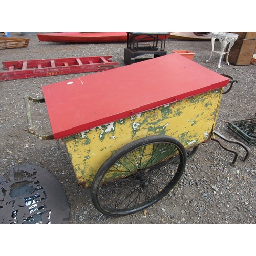 3556 - A vintage ice cream sellers cart