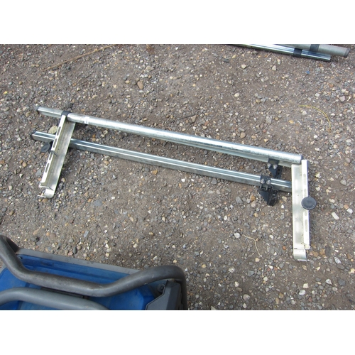 3560 - A pair of roof bars