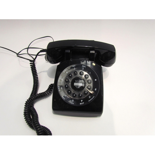 4082 - A retro style black telephone