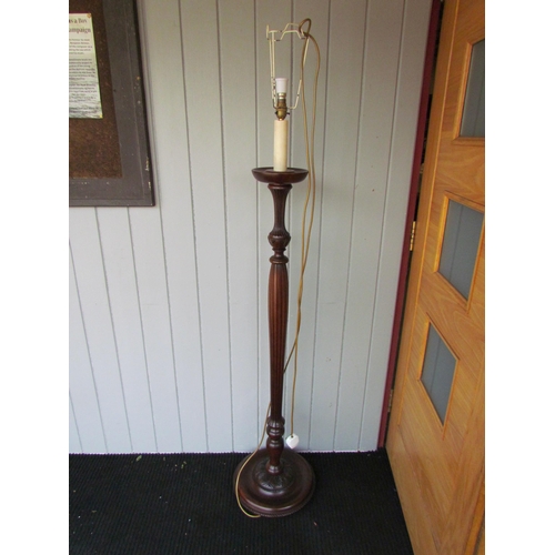 4160 - A Georgian style mahogany lamp standard with turned and reeded/carved decoration on a circular base