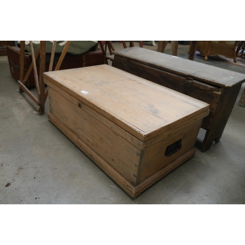 2275 - A Victorian pine blanket box, 87cm long