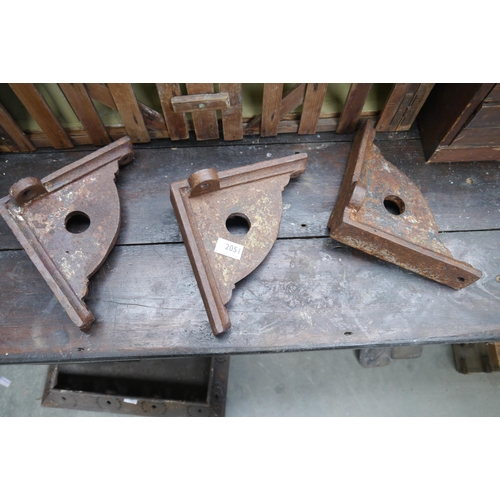 2053 - Three cast iron brackets 8.5