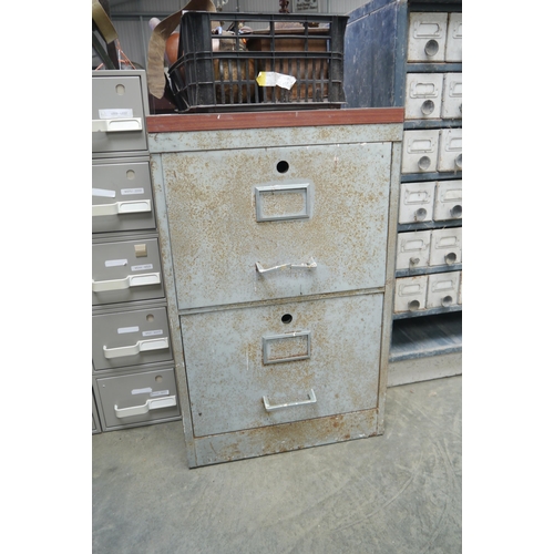 2015 - A metal filing cabinet, 2 drawer, a/f   (D)