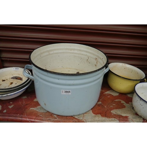 2065 - A large enamel cooking pot