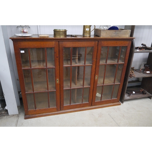 2086 - An oak glazed three door bookcase