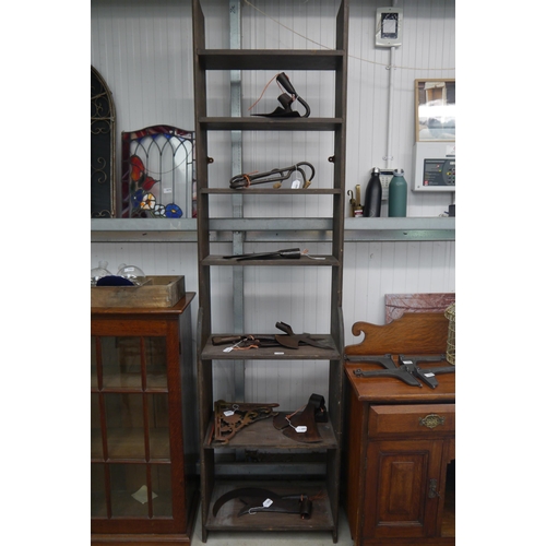 2091 - A pine seven tier shelving unit