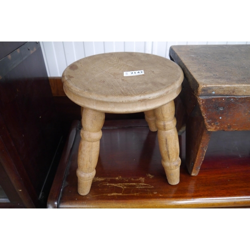 2142 - A small round four legged oak stool