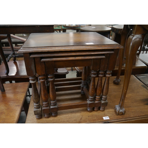 2173 - An oak nest of three fitting occasional tables