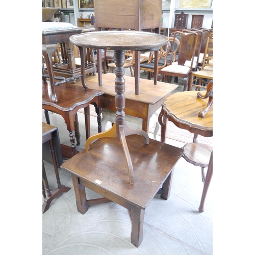 2225 - An oak coffee table and a Georgian mahogany tripod table