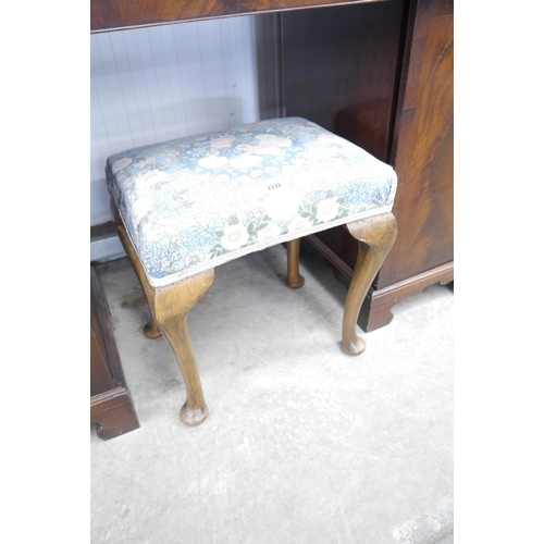 2232 - A 1930's cabriole leg foot stool