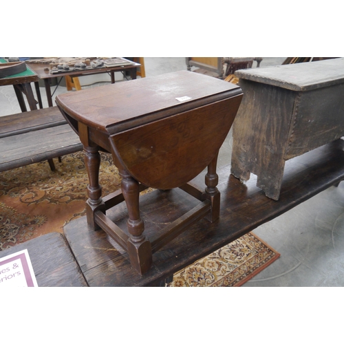 2253 - A oak drop leaf small occasional table