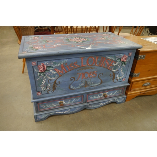 2271 - A painted pine mule chest 