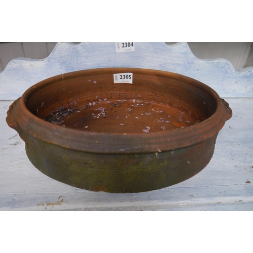 2305 - A stoneware cooking pot   (R) £10